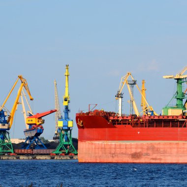 Kargo terminali, riga, larvia. kömür ile gemi yükleme Vinçler