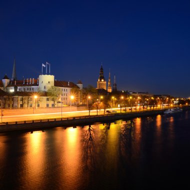 gece panoramik sahne Riga, Letonya