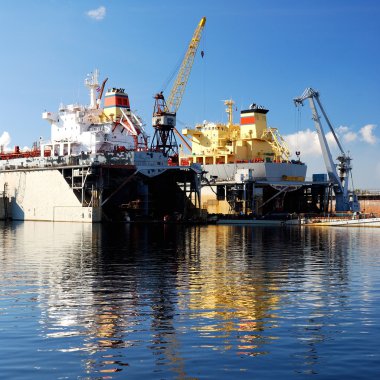Gemiyi teslim ediliyor sabit ve tersane limanda boyalı