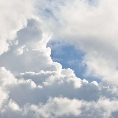 Klasik bir cennet. Mavi gökyüzü ile süs bulutlar