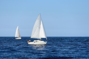 iki beyaz yelkenli yat yelken. Riga, Letonya