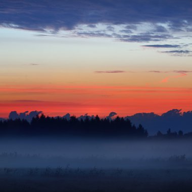 sabah sis alanıyla renkli güneş doğarken