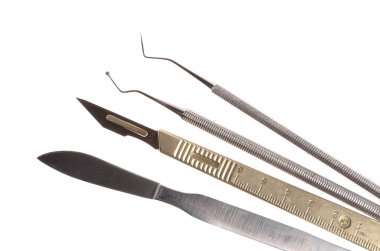 Neşter ve diğer tıbbi aletleri beyaz izole hiçbir shad