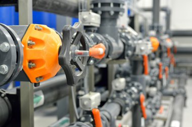 Yeni plastik borular ve renkli ekipmanlar endüstriyel kazan dairesinde.