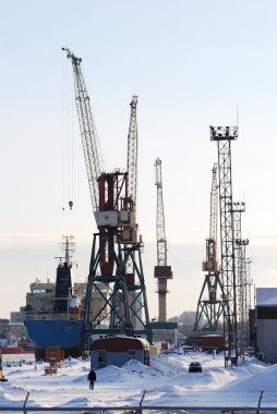 Kargo gemisi liman yükleniyor