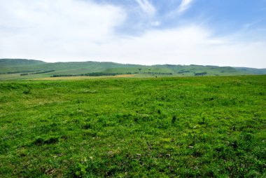 Kafkas Dağları Panoraması ile vadi üzerinden genel görünüm