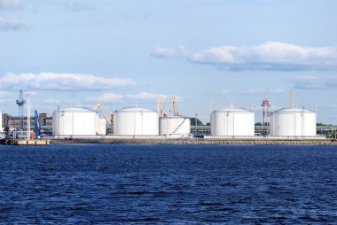 büyük petrol yakıt tankları Port