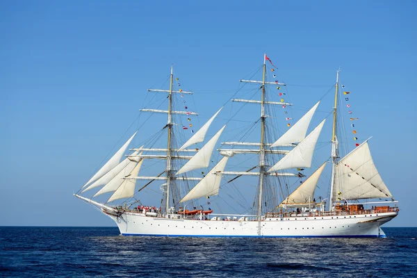 Old historical tall ship with white sails in blue sea — Stock Photo, Image