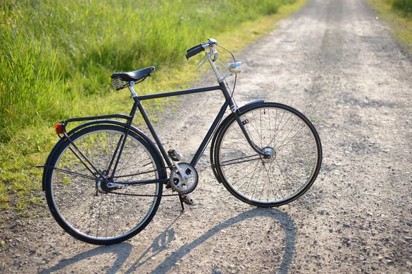 Bicicleta retro holandesa velha na estrada em uma área rural — Fotografia de Stock