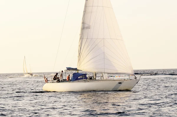 Beyaz yelken yelkenli Yatlar. Riga, Letonya