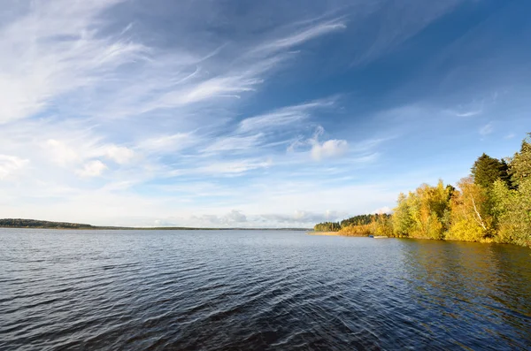 Озерный пейзаж во время осеннего сезона — стоковое фото