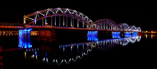 Scena panoramica notturna con ponte ferroviario a Riga, Lettonia — Foto Stock