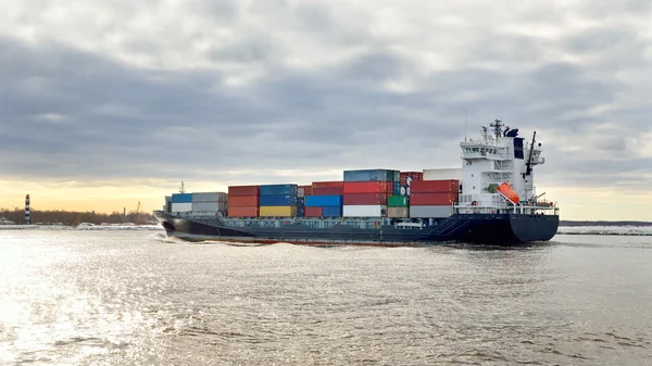 Cantainer nákladní loď plavby — Stock fotografie