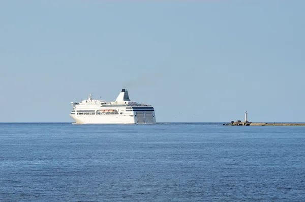 Statek prom pasażerski opuszczeniu portu w Rydze — Zdjęcie stockowe