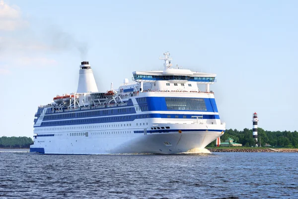 Passenger ferry leaving port — Stock Photo, Image