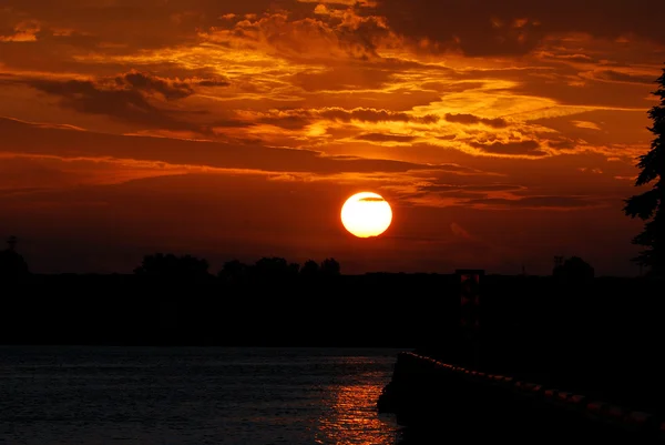 Wschód słońca nad brzegiem rzeki. Ventspils, Łotwa — Zdjęcie stockowe
