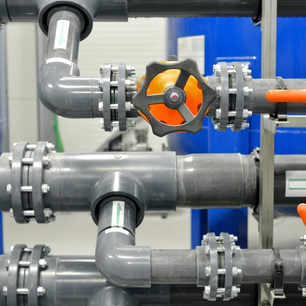 Nuevos tubos de plástico y equipos de colores en la sala de calderas industriales — Foto de Stock