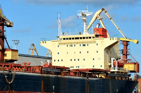 Cargo ship loading in cargo terminal — Stock Photo, Image