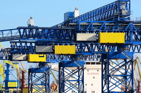 Grue à marchandises. Terminal de Ventspils, Lettonie — Photo