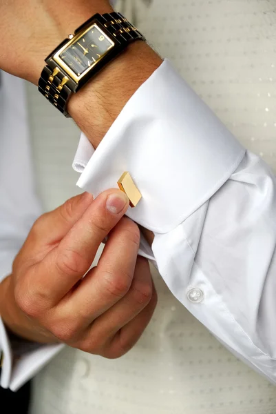 Een man in pak van de bruiloft voorbereiding zijn blik — Stockfoto