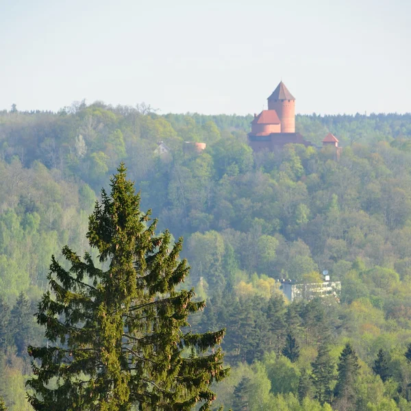 Vista sobre el castillo de Turaida y el valle de Gauja en primavera en Sigulda, Letonia — Foto de Stock