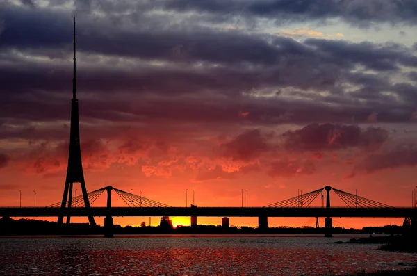 Pôr-do-sol colorido sobre a cidade de Riga, Letónia — Fotografia de Stock