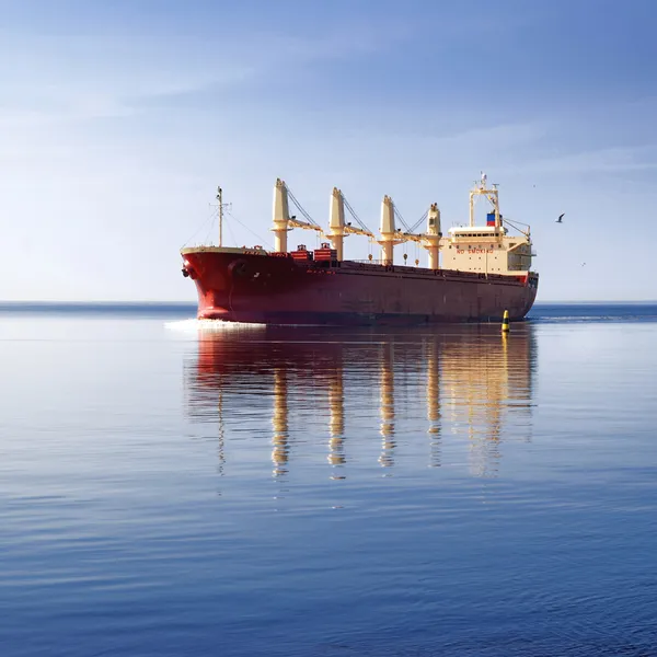 Navio de carga navegando em água parada — Fotografia de Stock