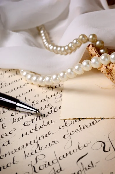 Vintage sahne. kalem mücevher ile mektup — Stok fotoğraf