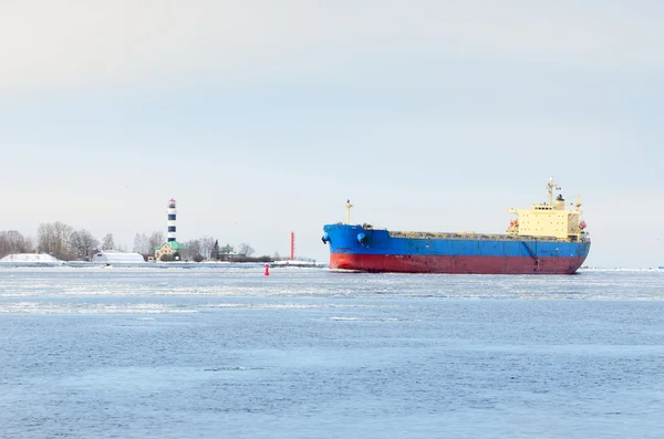 Lastfartyg segling i vinter — Stockfoto