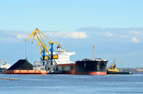 Carga de buques de carga en la terminal de carga de carbón — Foto de Stock