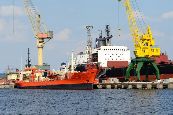 Porto de carga. Estaleiro de Riga — Fotografia de Stock