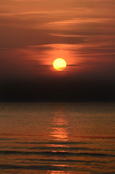 Farbenfroher Sonnenuntergang im Meer — Stockfoto