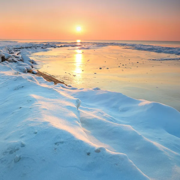 Kolorowy zachód słońca na brzegu Morza Bałtyckiego śnieg — Zdjęcie stockowe