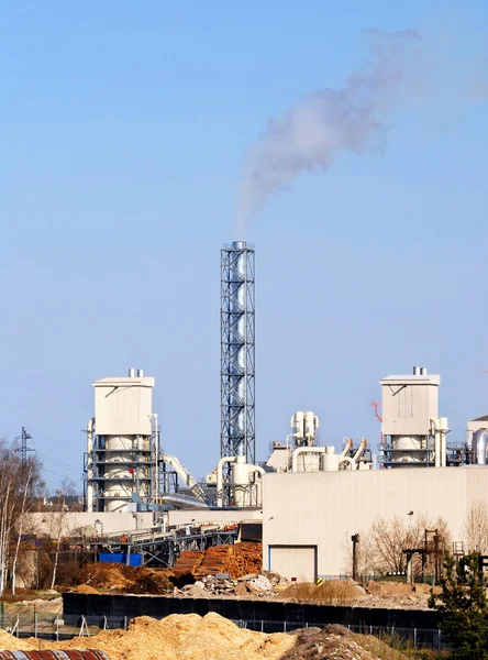 Fabrieksinstallaties. fabriek met pijpen tegen blauwe hemel — Stockfoto