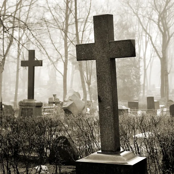 Croce nella nebbia al cimitero — Foto Stock