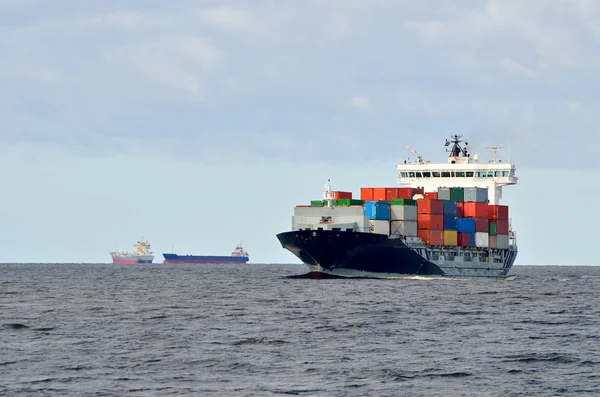 Lastcontainerfartyg som seglar — Stockfoto