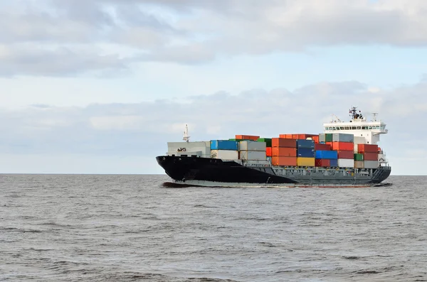 Frachtcontainerschiff segelt — Stockfoto