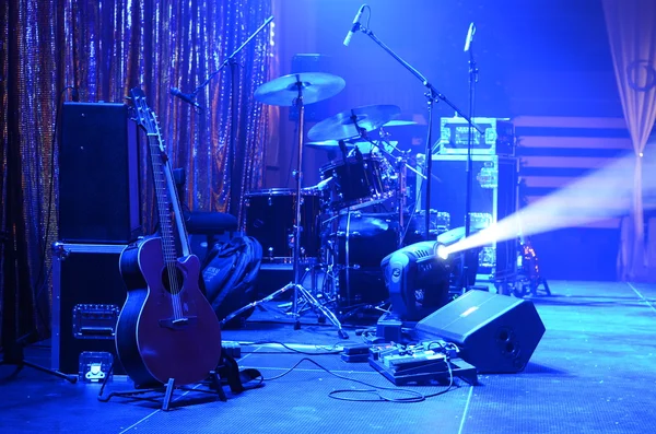 Gitarre und andere Musikinstrumente vor dem Konzert auf der Bühne — Stockfoto
