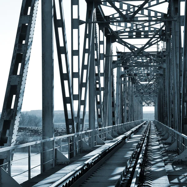 Gamla vintage järnvägen överbryggar över floden — Stockfoto