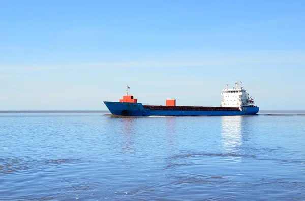 Cargo ship sailing in still water — Stock Photo, Image