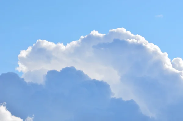 Klassische Wolkenlandschaft. blauer Himmel mit dekorativen Wolken — Stockfoto