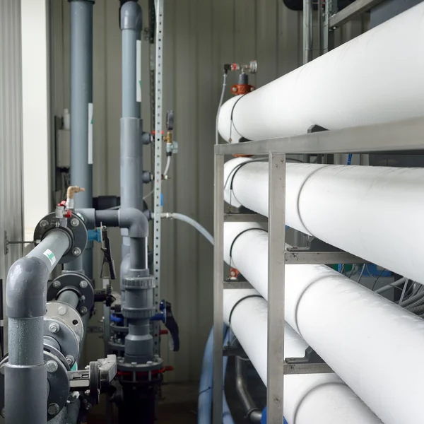 Industrielle Wasserleitung in einem Heizungsraum — Stockfoto