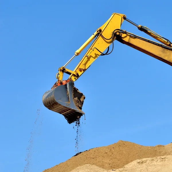 砂丘地における新しい黄色掘削機 — ストック写真