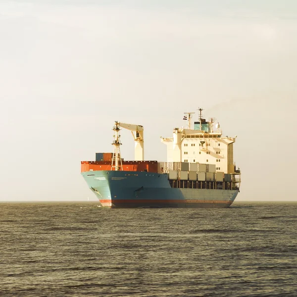 Conteiner vrachtschip zeilen in stilstaand water — Stockfoto