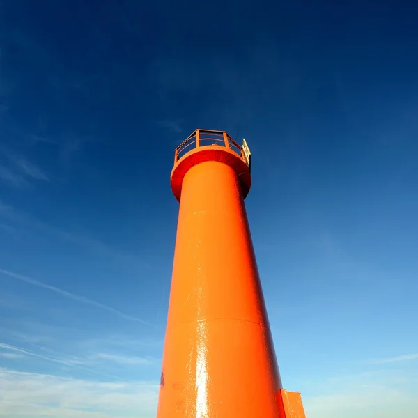 Oranje vuurtoren close-up tegen blauwe hemel — Stockfoto