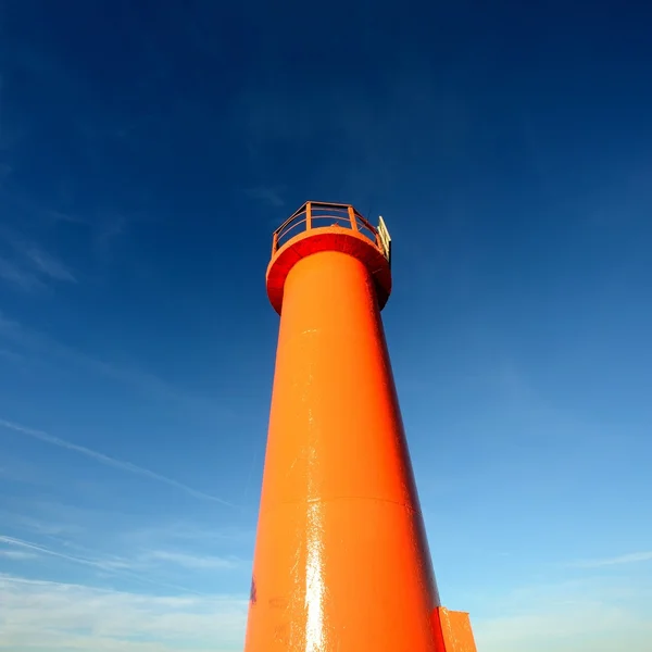 Faro arancione primo piano contro il cielo blu — Foto Stock