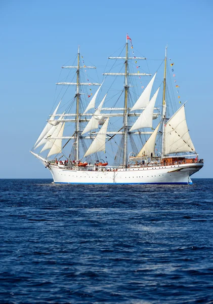 Antiguo barco alto histórico con velas blancas en el mar azul — Foto de Stock