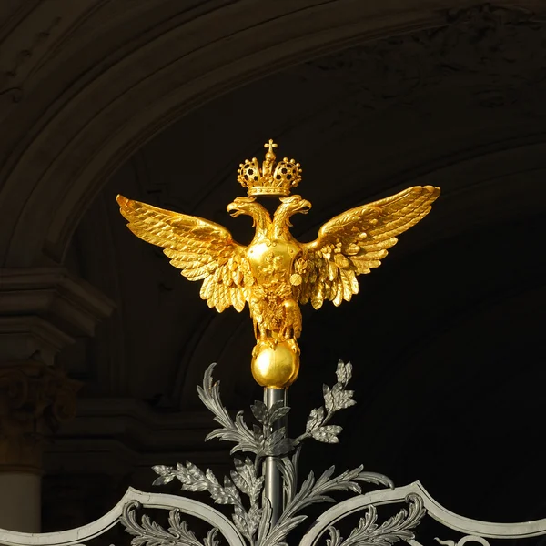 Oro ruso águila de doble cabeza en las puertas del Hermitage — Foto de Stock