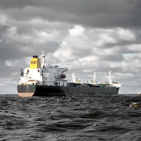 Грузовое судно, плывущее в бурную погоду возле порта Риги — стоковое фото
