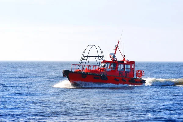 Pilotskip som kommer tilbake til havnen – stockfoto